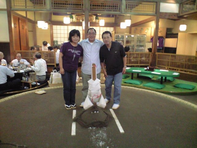 割烹吉葉土俵上で元全国赤帽連合会副会長の森氏と記念撮影