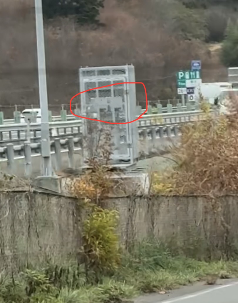 今日（2025/11/25）も稼働中の東北自動車道下り菅生PA付近の半固定式オービス