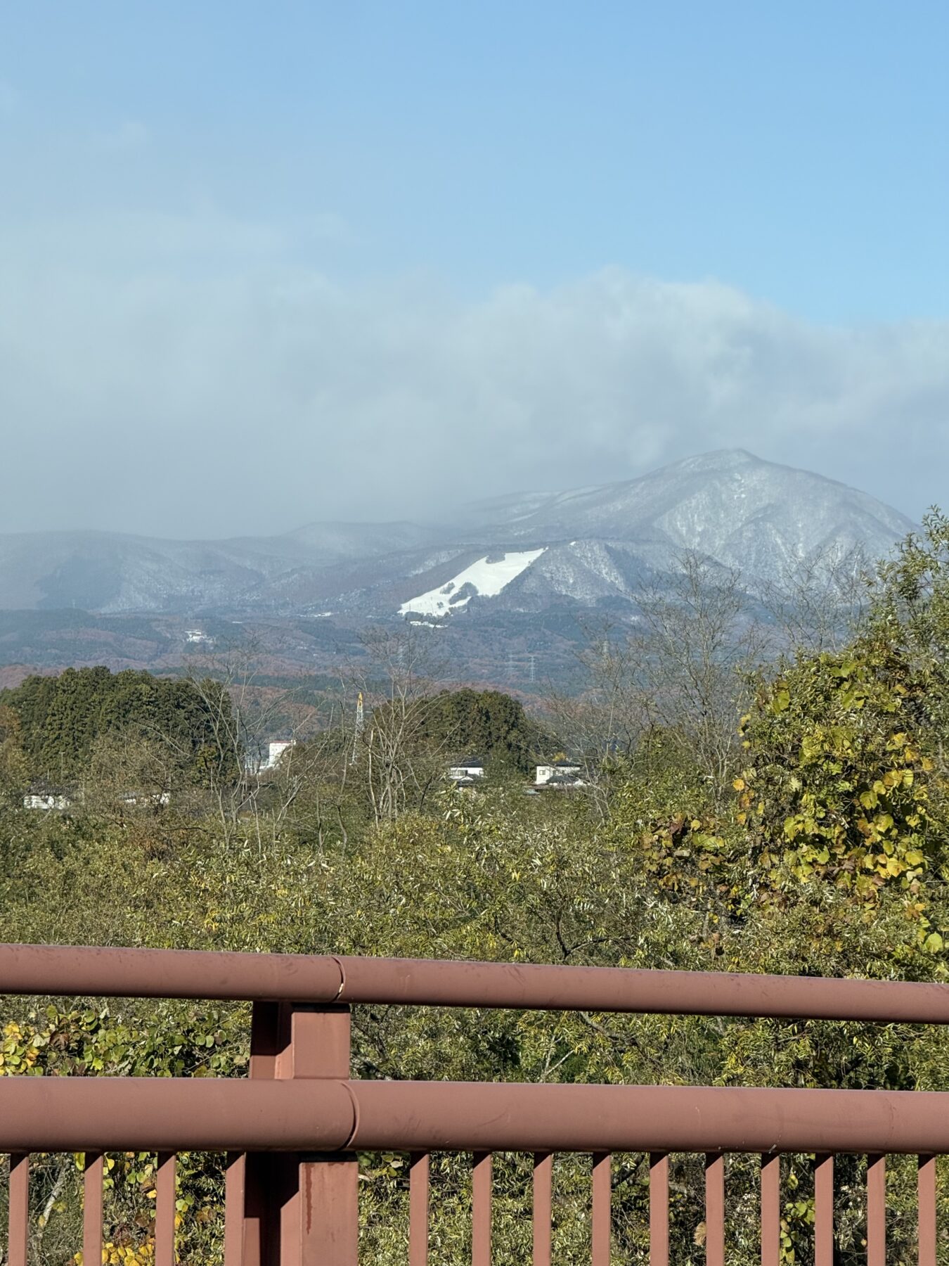 泉ヶ岳も雪化粧　2025/11/19